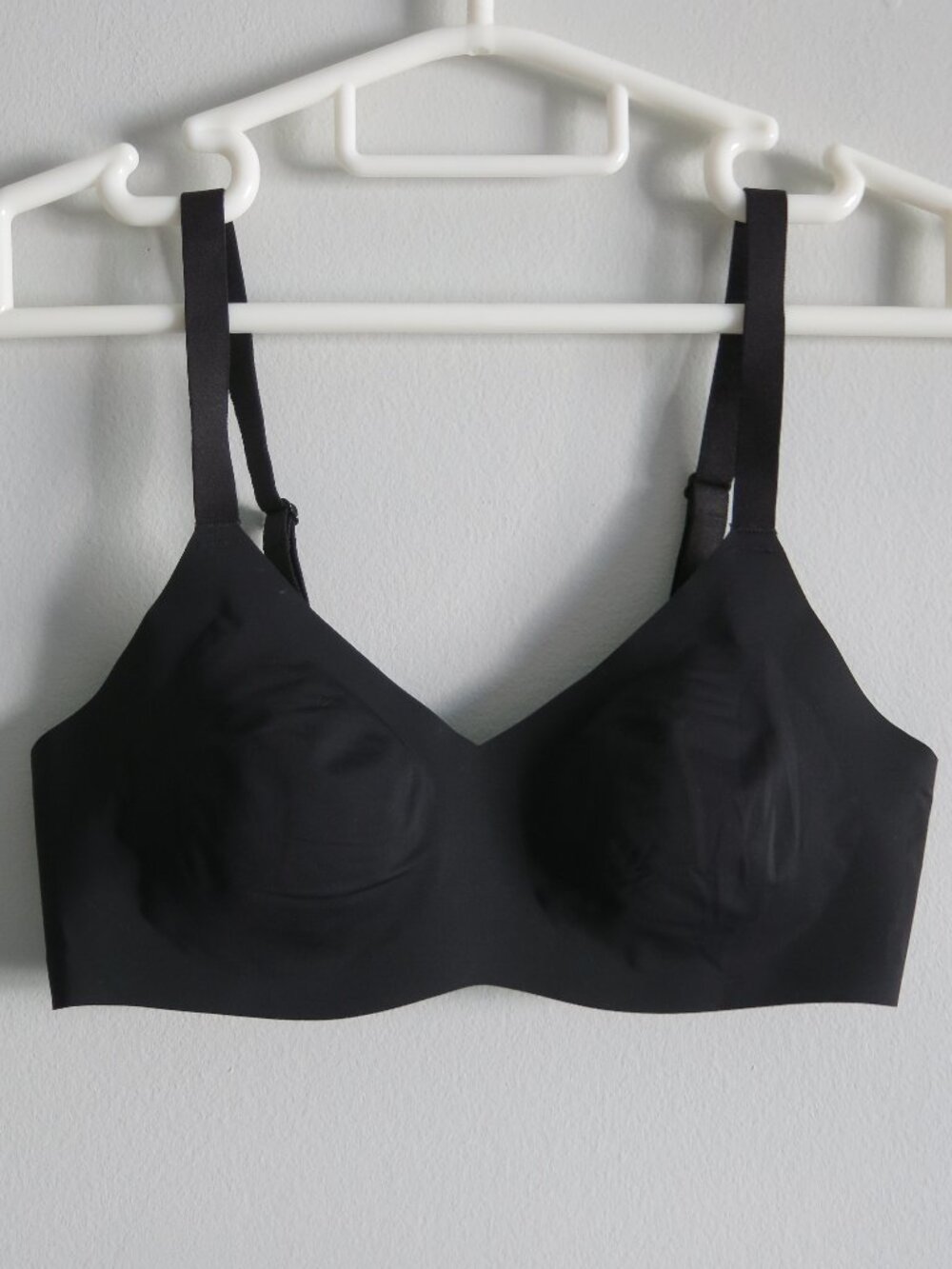 KNIX Black Thin Strap Seamless Wireless Padded V Neck Bra - Size 1